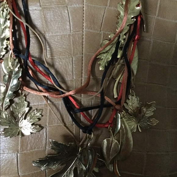 Autumn Leaf Neck - Picture 4 of 5